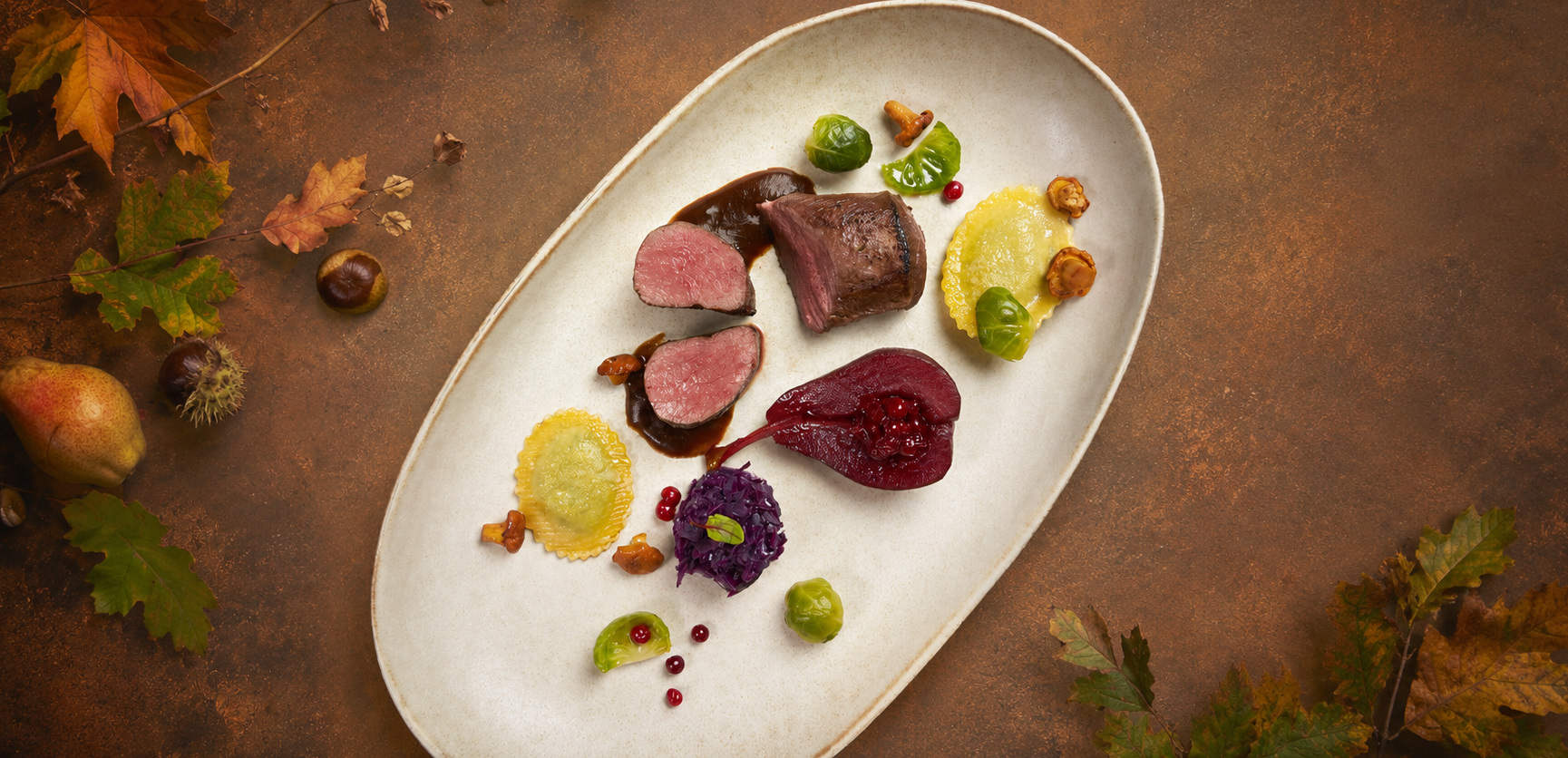 Atmosphärische Premium-Foodszene mit saisonalen Akzenten